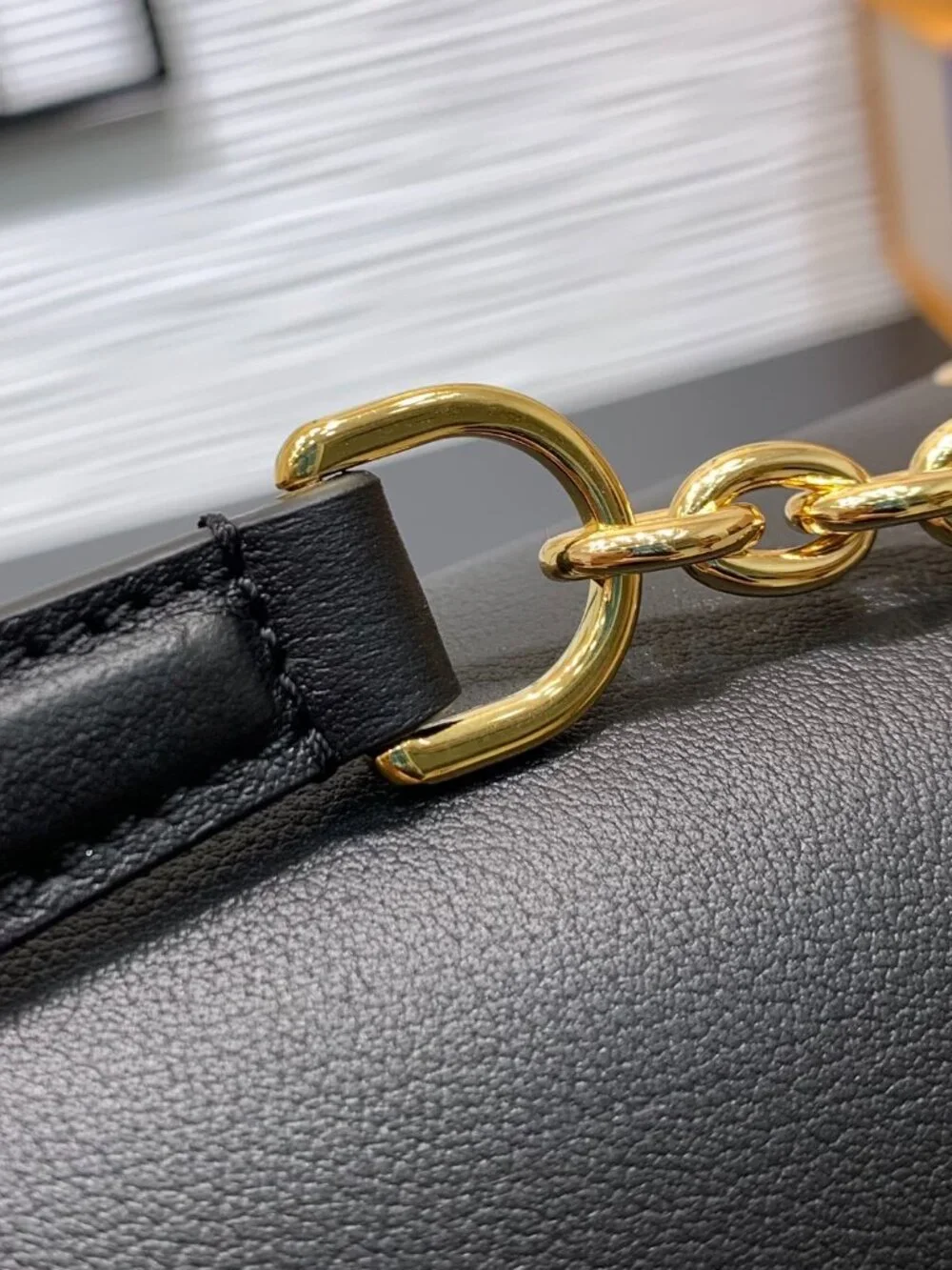 Louis Vuitton. dimensions 29